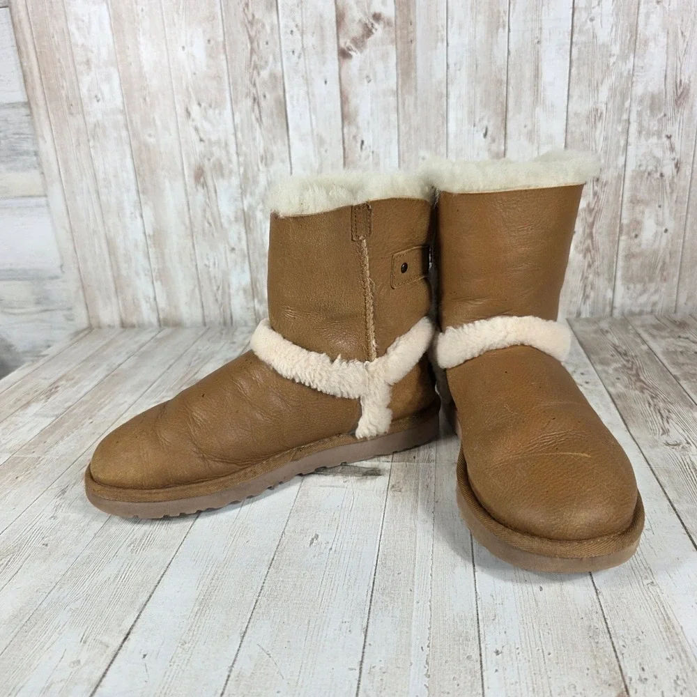 UGG Australia Women's Classic Short Bailey Button Chestnut Sheepskin Size‎ 6